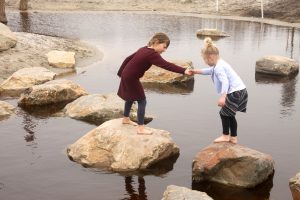 stapstenen bij strand van fluwel